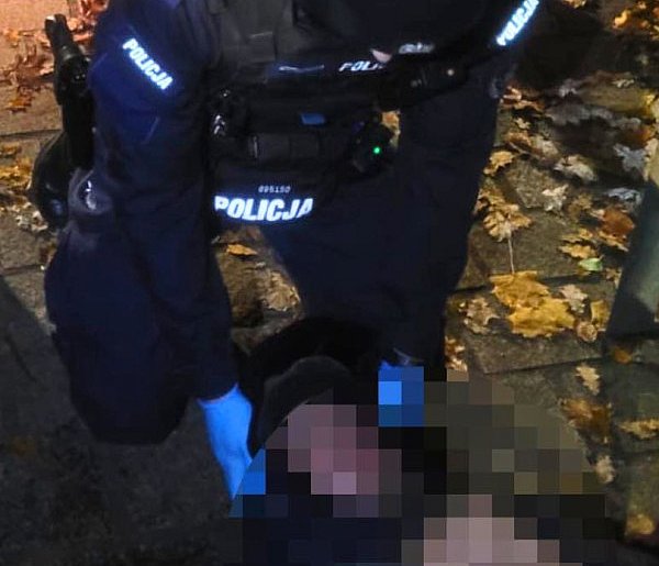 Bohaterowie z Sopotu! Policjanci uratowali mężczyznę na nocnym dyżurze-36989