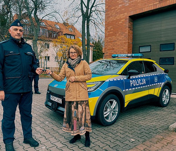 Władze Sopotu dofinansowały zakup radiowozu! To hybrydowa Toyota C-HR-37073