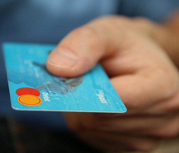 Fiskus skontroluje płatności kartą Polaków? Resort zabiera głos-37284