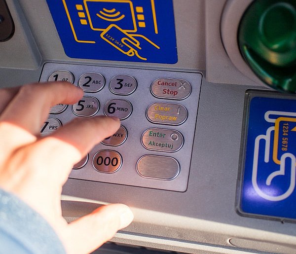 Duże zmiany w wypłacaniu gotówki. Bankomaty odchodzą do przeszłości-37641