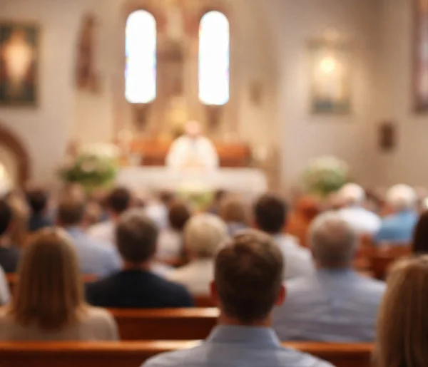 Ilu Polaków naprawdę chodzi do kościoła? Jedna statystyka szokuje-37982