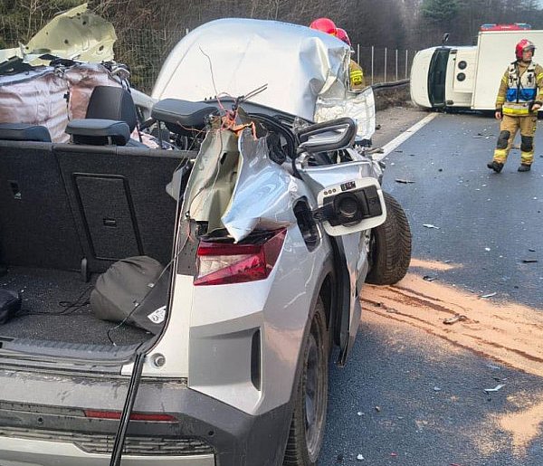 Skoda bez dachu i przewrócone auto dostawcze! Poważny wypadek i utrudnienia na obw-38049
