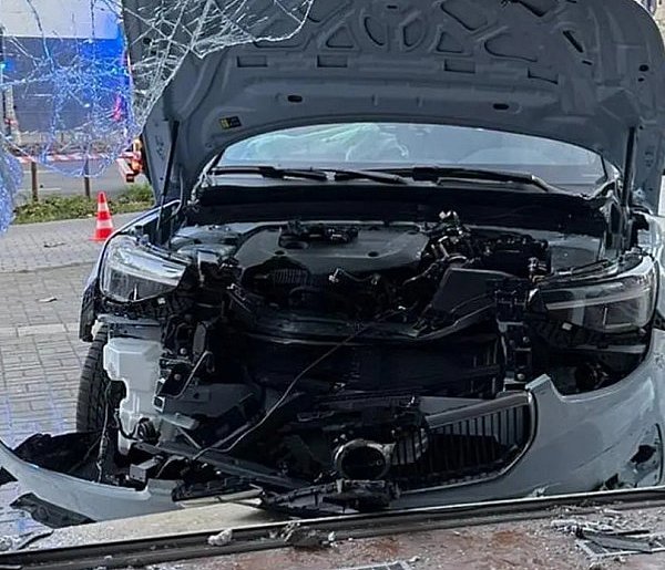 71-letni kierowca wjechał w witrynę w centrum Gdyni! Poszkodowana 16-latka w szpit-38096