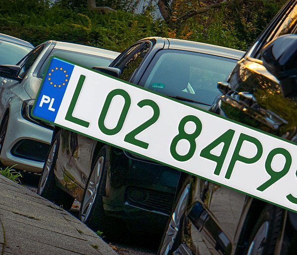 Tablice z zielonymi napisami na kolejnych autach. Nie chodzi o "elektryki"-38147