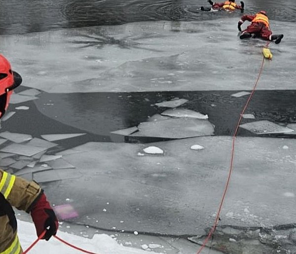 Lód pękał pod nogami! Akcja ratowników na stawie w Sopocie-38695