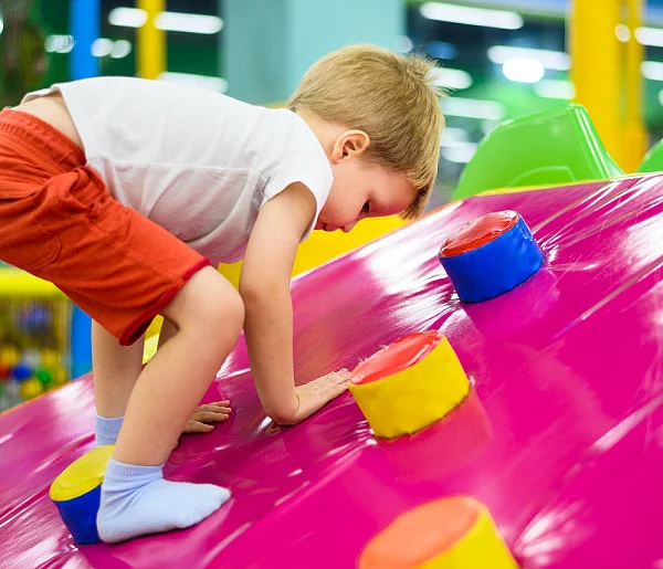 Zostawiasz dziecko w sali zabaw? Urząd wykrył poważne uchybienia-38761