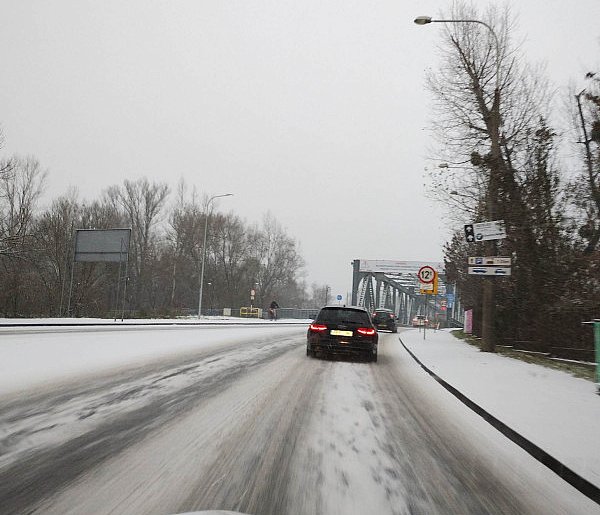 Poważne zagrożenie na drogach. Kierowcy często o tym zapominają-38764