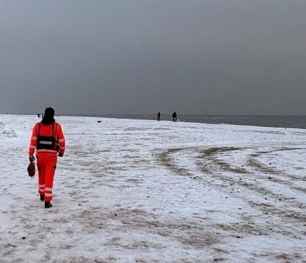 Nietypowa interwencja nad morzem. Zamiast karetki w ruch poszły... sanki!