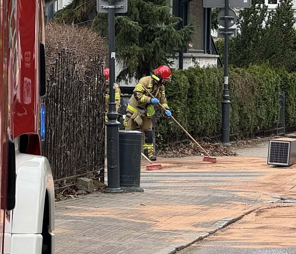 Kolizja z udziałem śmieciarki w Sopocie! Wyciek oleju i utrudnienia