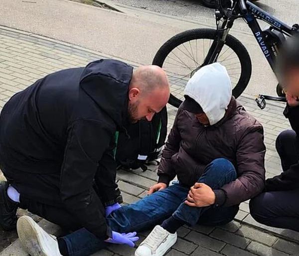 Leżał na drodze, nikt nie reagował. Pomogli dopiero policjanci z Sopotu