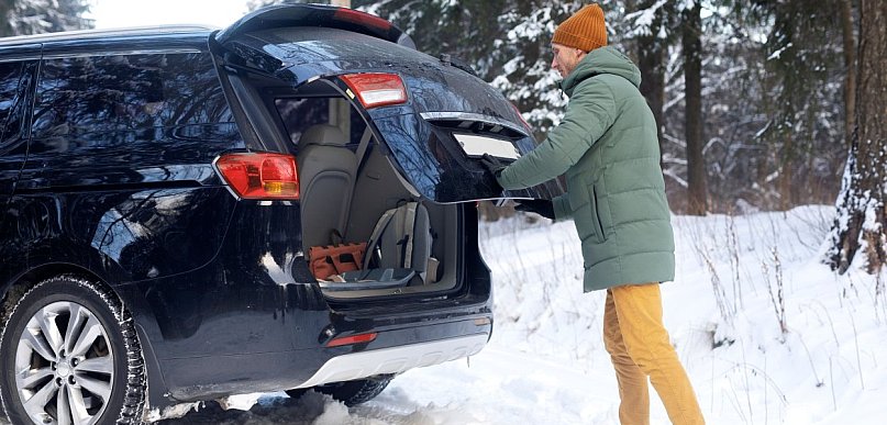 Zimowe wyposażenie samochodu – co powinno być zawsze w bagażniku?