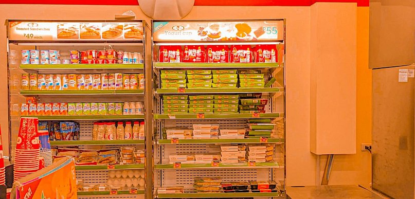 Regały sklepowe – jak wybrać wyposażenie, które zwiększa sprzedaż i porządek w skl