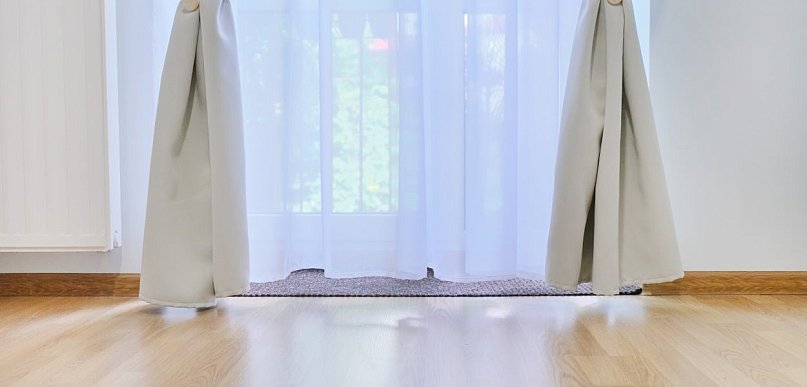 Praktyczna dekoracja okna – kiedy wybrać rolety rzymskie