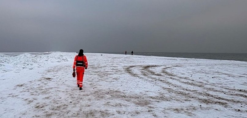 Nietypowa interwencja nad morzem. Zamiast karetki w ruch poszły... sanki!