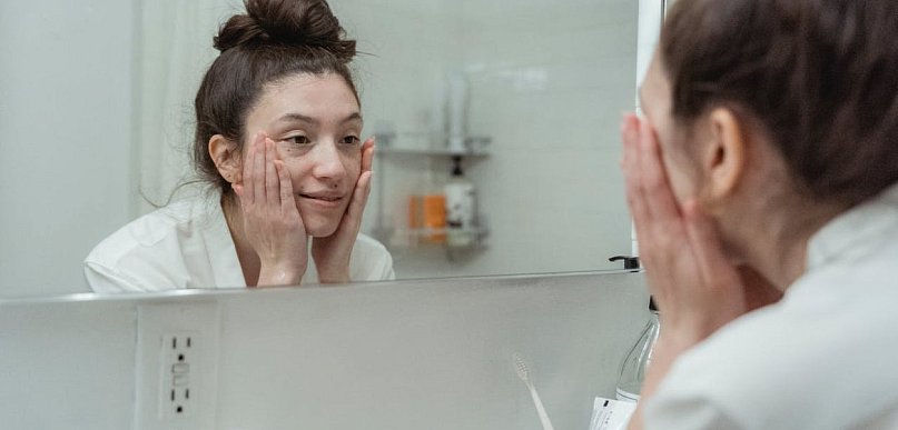 Degradacja punktów zakotwiczenia skóry – skąd bierze się wrażenie „zsuwania się” t