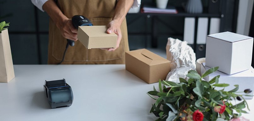 Wysyłka we florystyce – jak zabezpieczyć rośliny, żeby dojechały z pracowni