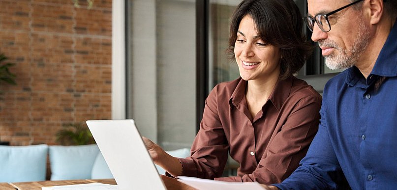 Księgowość online vs biuro rachunkowe – co naprawdę opłaca się przedsiębiorcy?