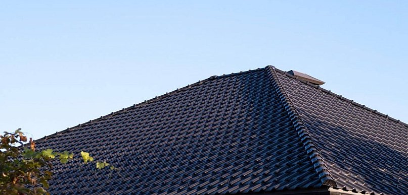 Najlepsze pokrycia dachowe - jak wybrać trwałe i estetyczne rozwiązanie?