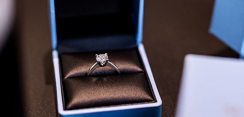 Kolczyki z diamentami i pierścionki obrączkowe - najciekawsze propozycje
