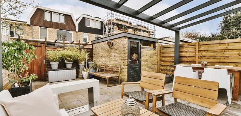 Jak dobrać oświetlenie pod zadaszenie tarasu?