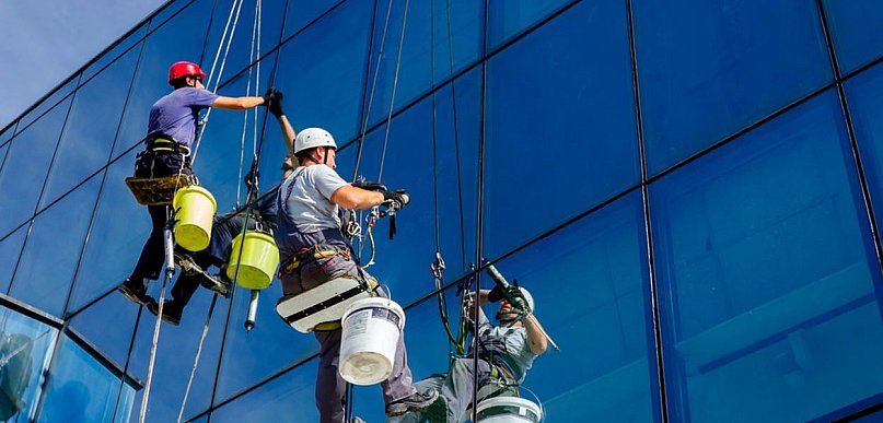 Profesjonalne usługi alpinistyczne i prace wysokościowe - dlaczego warto z nich sk