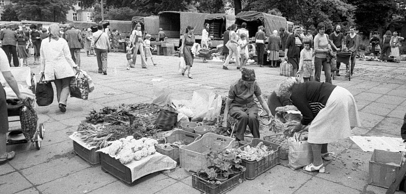 Tak wyglądał sopocki rynek w PRL-u! Mleko z kanki, furmanki i tłumy od świtu