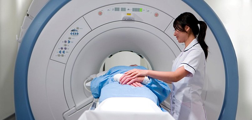 Rezonans magnetyczny w Trójmieście: Jak wybrać placówkę i uniknąć długich kolejek?