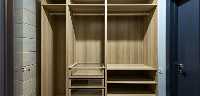 Szafa na wymiar czy gotowa - kiedy warto dopłacić za indywidualizację