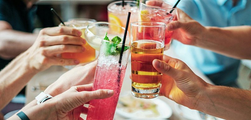"To tylko wyjazd". Ryzykowne sięganie po narkotyki i alkohol na urlopie