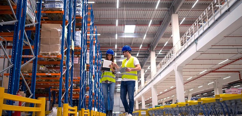 Etykietowanie towarów w logistyce FMCG: Kompletny przewodnik dla Twojego biznesu