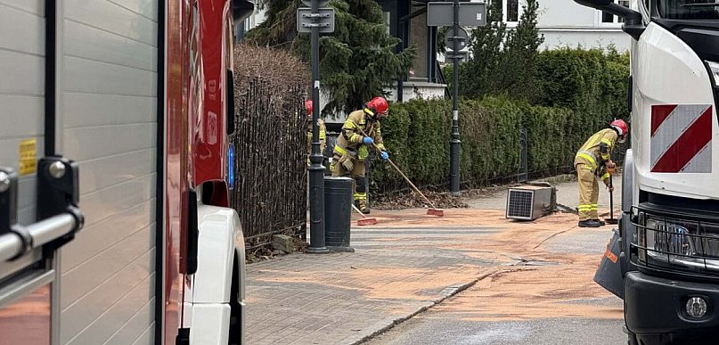 Niebezpieczny wyciek w centrum Sopotu! Olej wydostał się z ciężarówki