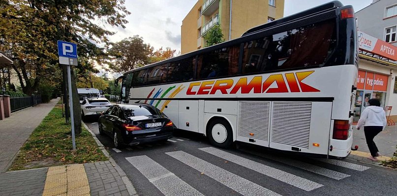 Kto zawinił na Książąt Pomorskich - kierowca autokaru czy mercedes? Internauci... - 36279