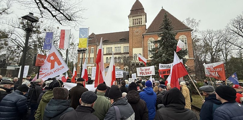 Burza pod ratuszem w Sopocie: zdecydowane „nie” dla pomnika i mocny symbol [WIDEO] - 37560