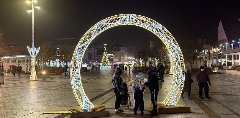 W Sopocie rozbłysły iluminacje świąteczne! Kurort czeka na zimę [WIDEO] - 37749