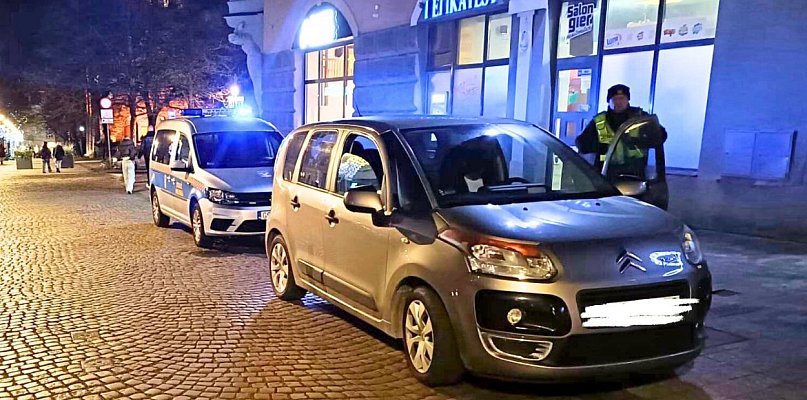 Źle zaparkowane auto, a w nim kompletnie pijany kierowca! Zaskakująca interwencja - 37923