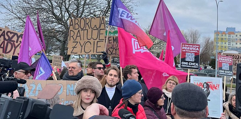 "Braun, będziesz siedział". Dwie manifestacje pod szpitalem w Gdańsku - 38110