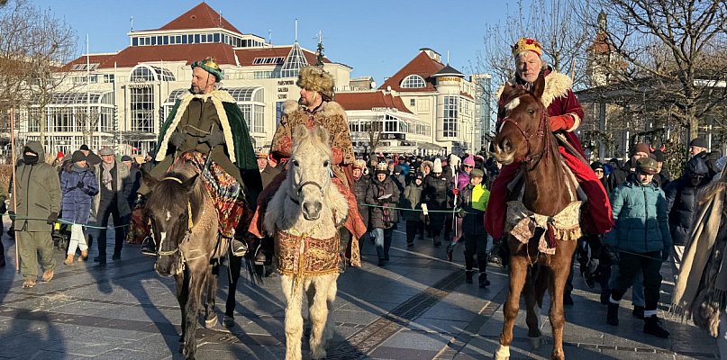 Orszak Trzech Króli w Sopocie przyciągnął prawdziwe tłumy! Tak świętował kurort - 38428