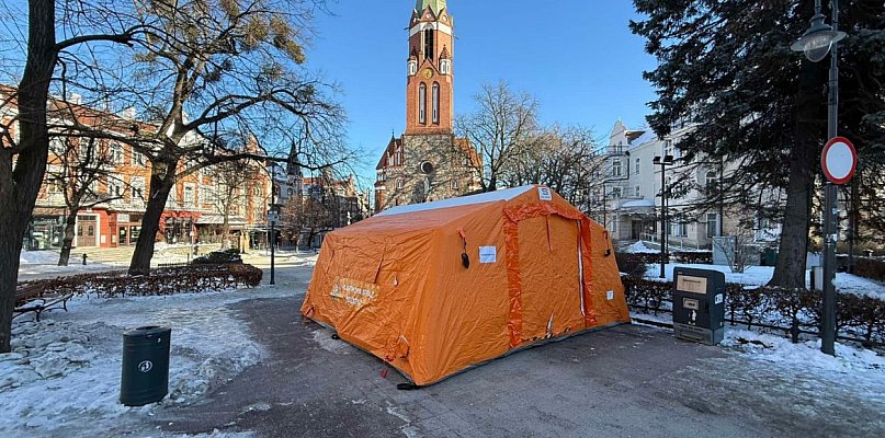 Sopot znalazł sposób na mróz? Przy Monciaku stanął ogrzewany namiot [WIDEO]