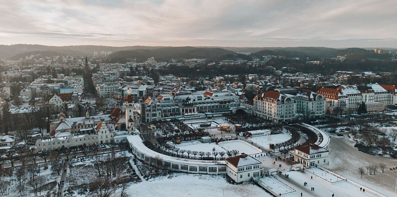 Nowy trend w Sopocie! Turyści zostają na dłużej i wydają więcej pieniędzy