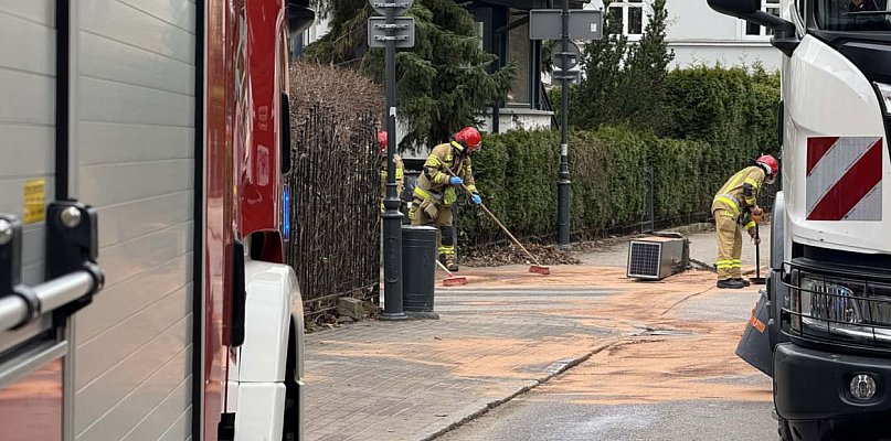 Kolizja z udziałem śmieciarki w Sopocie! Wyciek oleju i utrudnienia