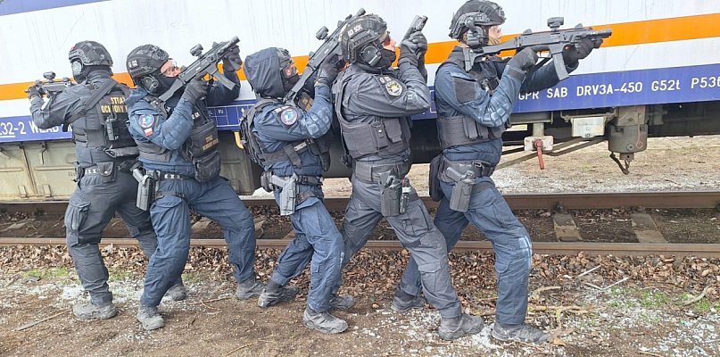 Pasażerowie mogli być w szoku. Służby "udaremniły" porwanie pociągu w Gdyni