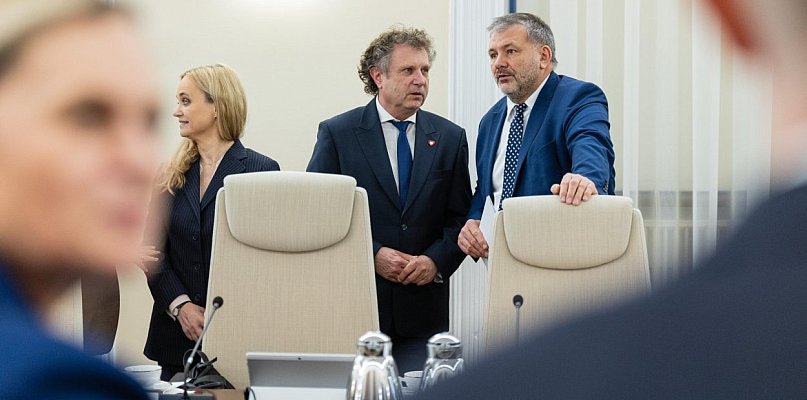 Spór o ślubowanie sędziów TK. Jacek Karnowski powiedział, co sądzi o procedurze