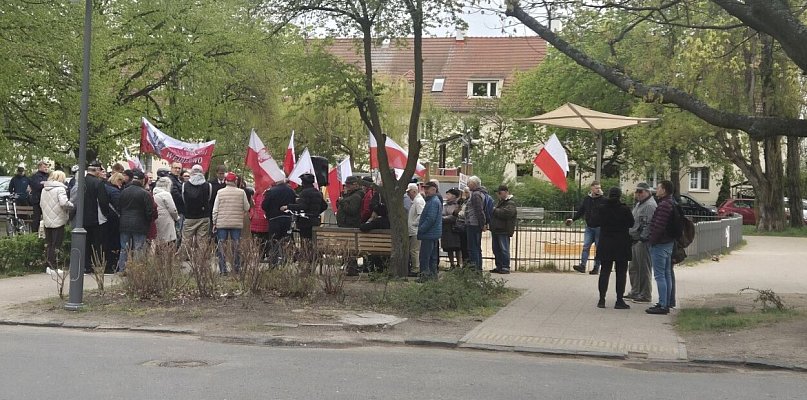 Donald Tusk odpowiada na protest pod swoim domem w Sopocie