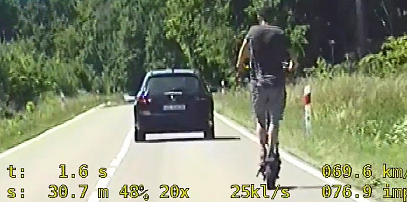 Pędził hulajnogą po drodze wojewódzkiej! Nie miał nawet kasku