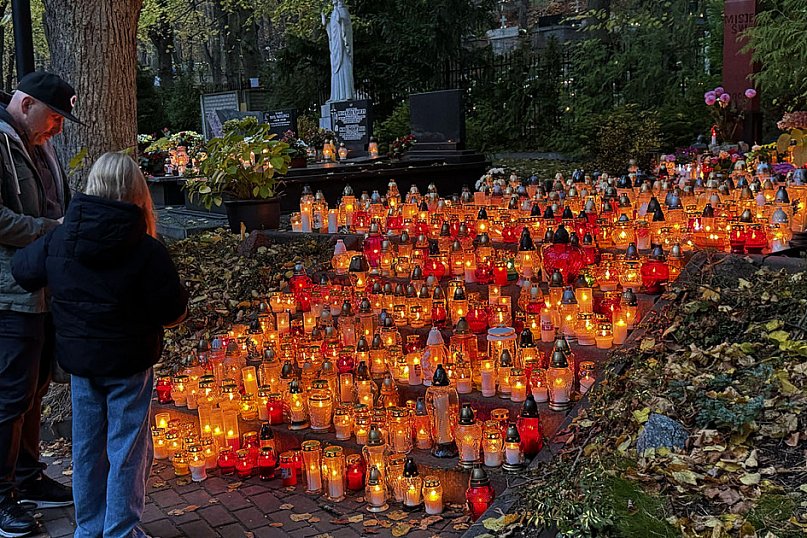 Wszystkich Świętych w Sopocie. Tysiące zniczy i tłumy na cmentarzach [FOTO]