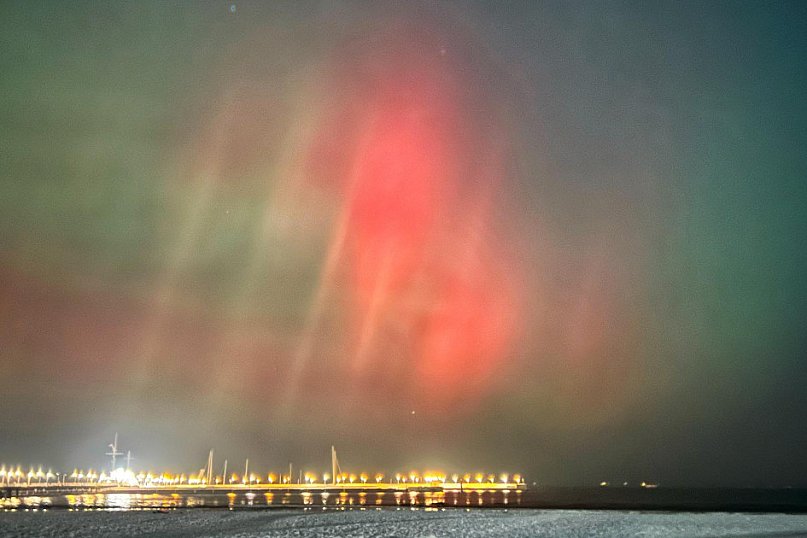 Zachwycające zdjęcia zorzy polarnej nad sopocką plażą [FOTO]