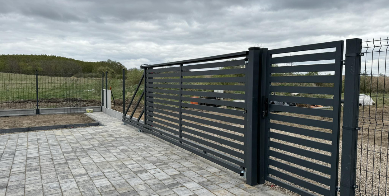 Brama przesuwna czy dwuskrzydłowa?