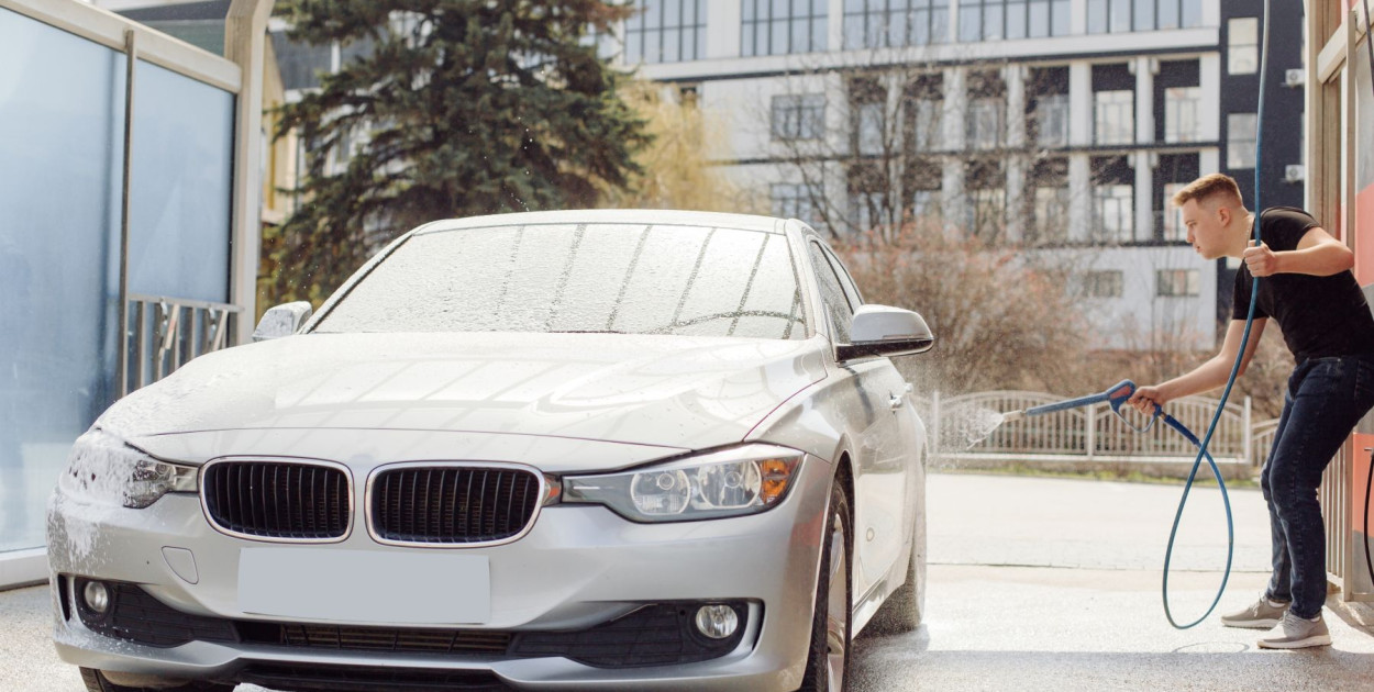 Jak wybrać salon samochodowy i nie żałować? Poradnik dla kupujących nowe auto