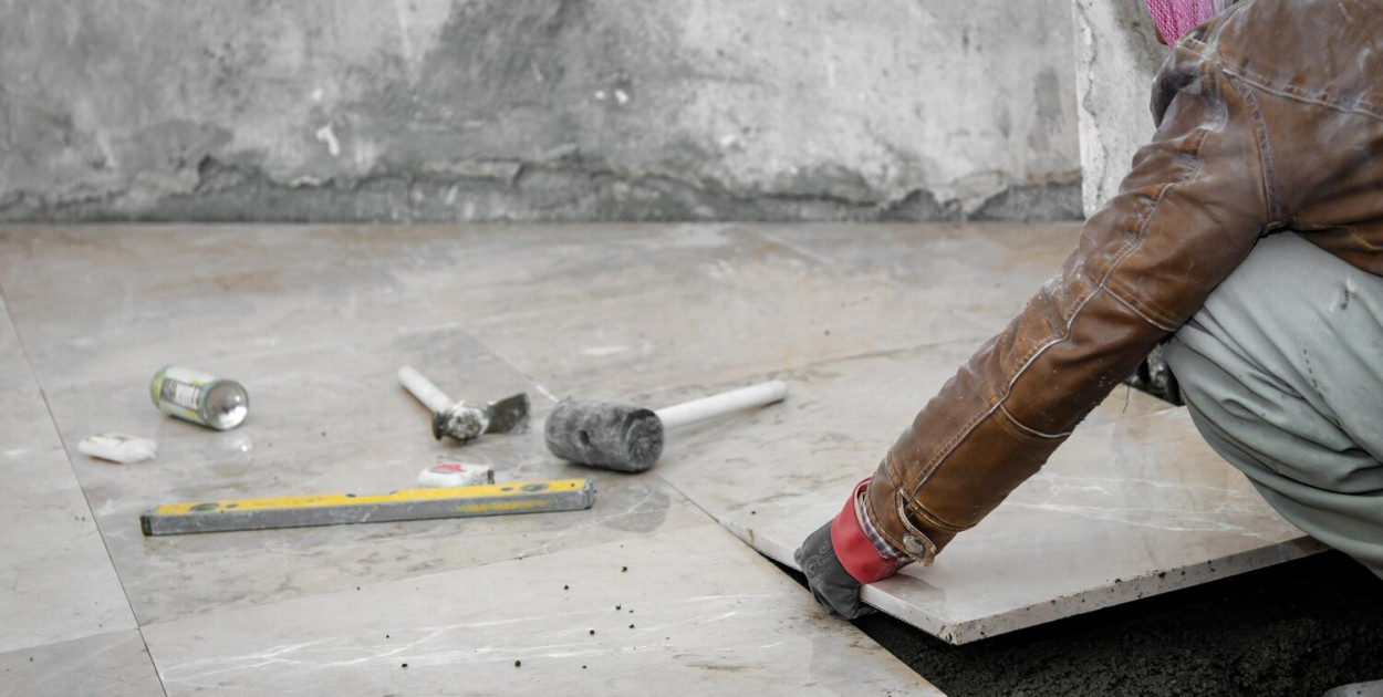 Zaprawa wyrównująca: Jak przygotować idealnie równe podłoże pod posadzkę?