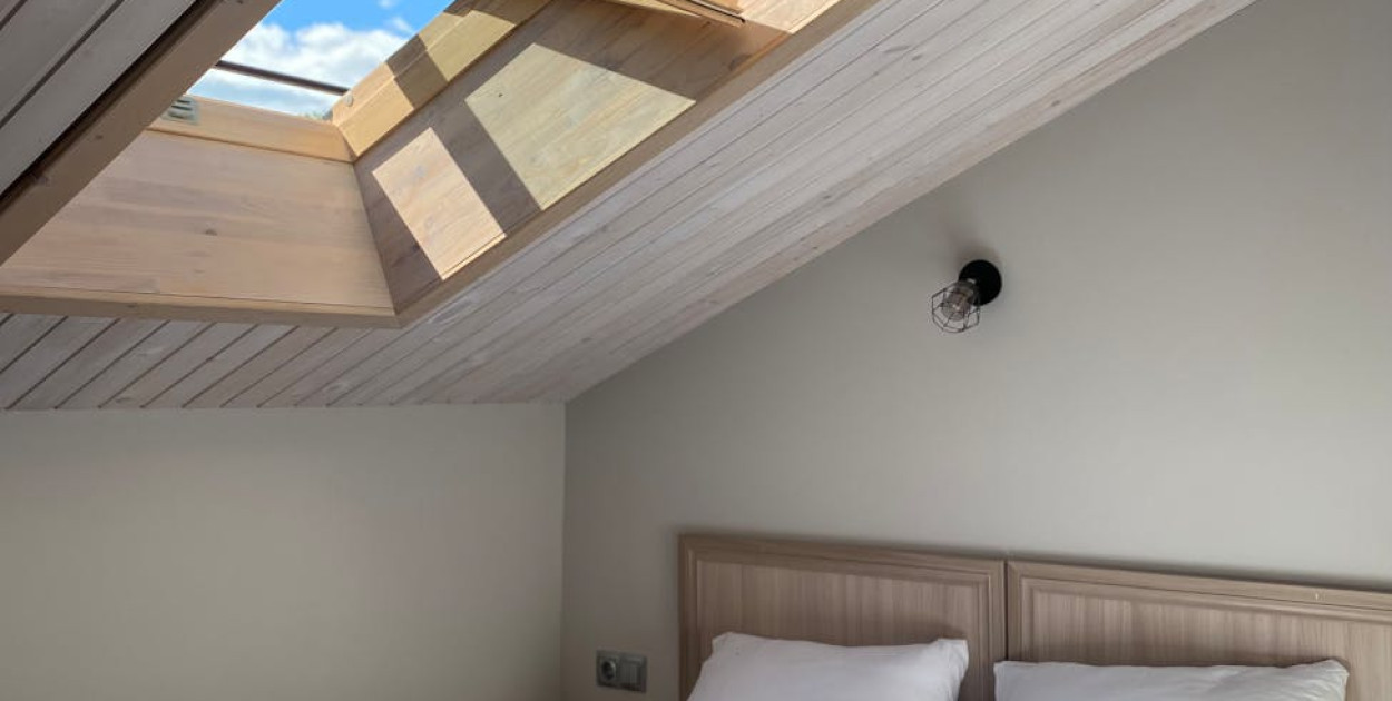 Kiedy najlepiej montować okno dachowe – przed czy po położeniu pokrycia?